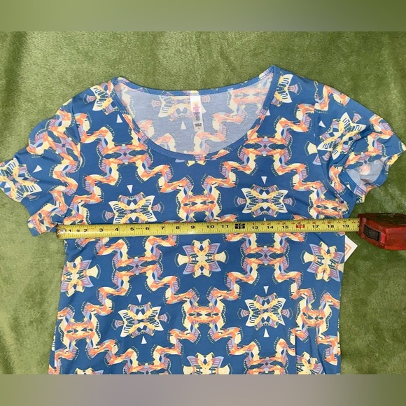 🔲LULAROE Blue Patterned Women's Top "CLASSIC TEE" size Large - Picture 4 of 7